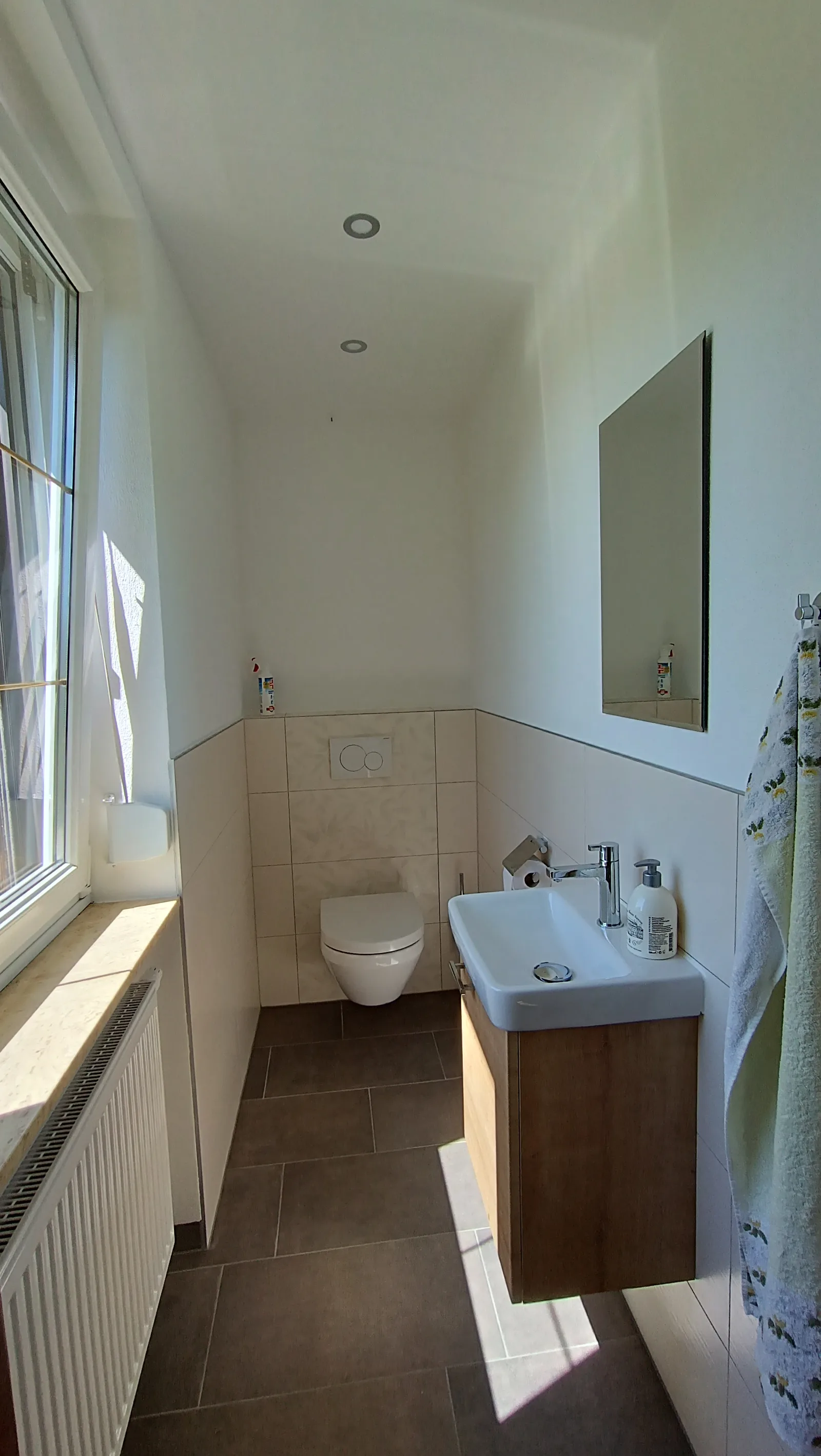 Fertig eingerichtetes Badezimmer mit Dusche