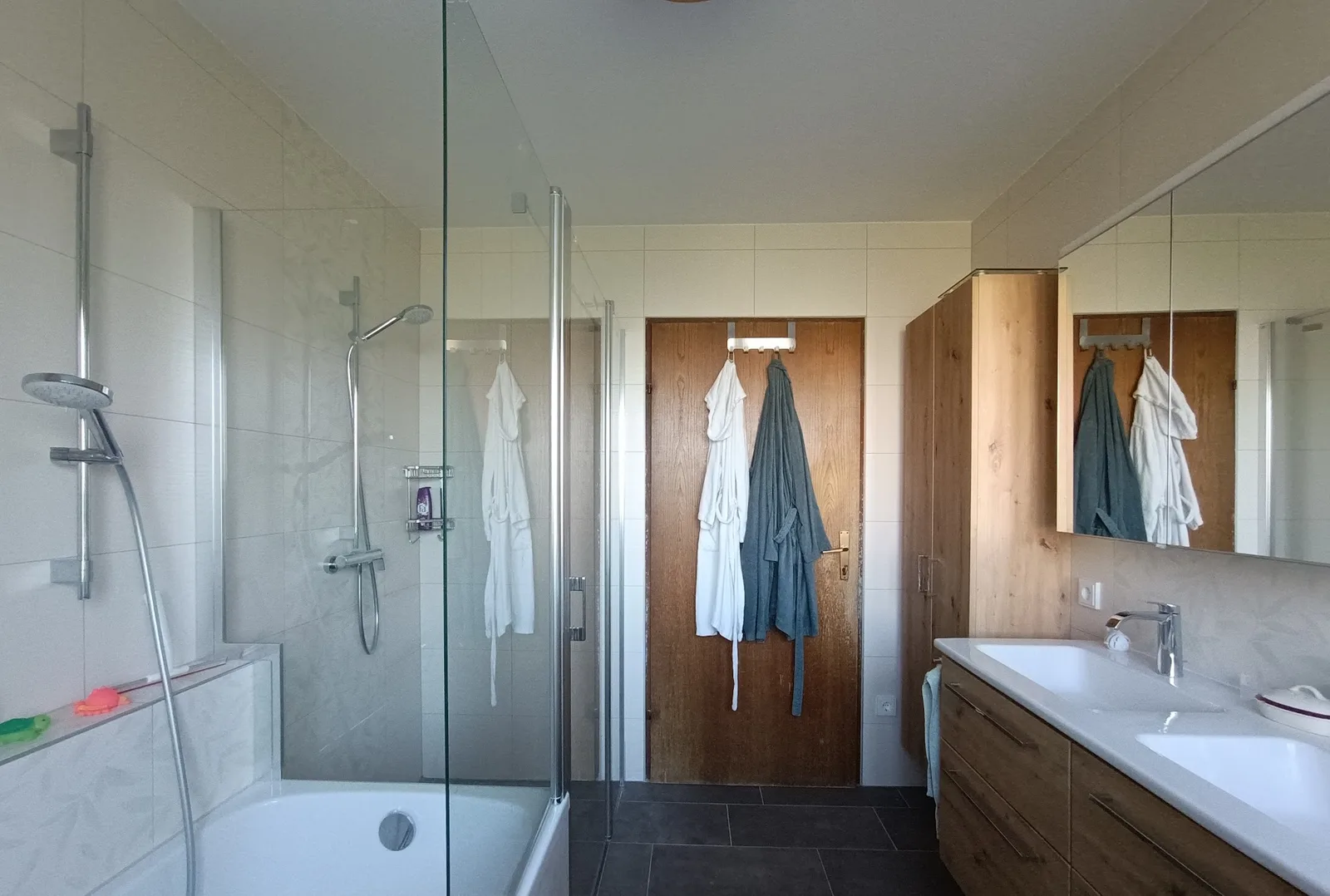 Fertig eingerichtetes Bad mit Dusche und Waschtisch